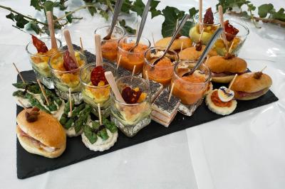 Étang calme entouré d'arbres avec un paysage vallonné en arrière-plan sous une lumière naturelle.