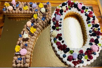 Étang calme entouré d'arbres avec un paysage vallonné en arrière-plan sous une lumière naturelle.