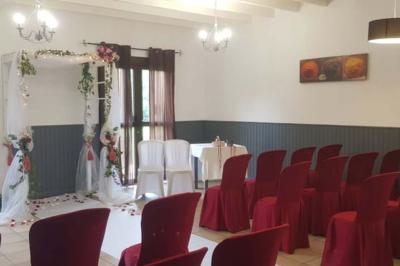 Étang calme entouré d'arbres avec un paysage vallonné en arrière-plan sous une lumière naturelle.