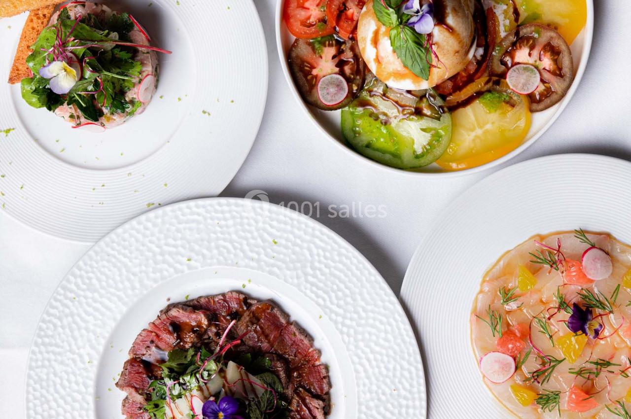 Quatre assiettes gastronomiques variées avec des ingrédients frais, colorés et soigneusement présentés.