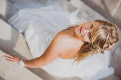 Un couple s'embrasse en arrière-plan tandis qu'un bouquet de fleurs est mis au premier plan.