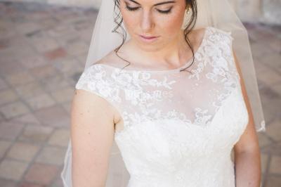 Un couple s'embrasse en arrière-plan tandis qu'un bouquet de fleurs est mis au premier plan.