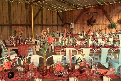 Vue d'un petit cours d'eau bordé de végétation luxuriante sous un ciel partiellement nuageux.