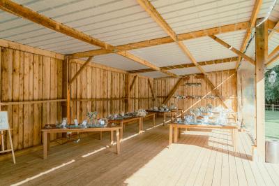 Vue d'un petit cours d'eau bordé de végétation luxuriante sous un ciel partiellement nuageux.