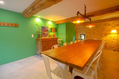 Vue d'un petit cours d'eau bordé de végétation luxuriante sous un ciel partiellement nuageux.