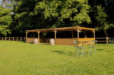 Vue d'un petit cours d'eau bordé de végétation luxuriante sous un ciel partiellement nuageux.