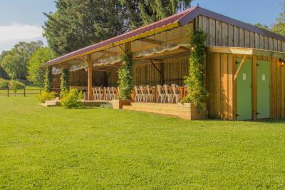 Vue d'un petit cours d'eau bordé de végétation luxuriante sous un ciel partiellement nuageux.