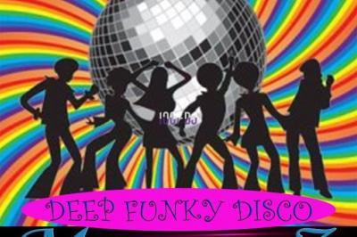 Table de mixage avec platines et boutons lumineux, accompagnée d'écrans affichant des interfaces de mixage audio.