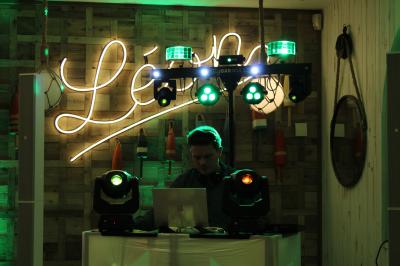 Un couple danse dans une ambiance festive avec éclairages colorés, fumée et étincelles décoratives.