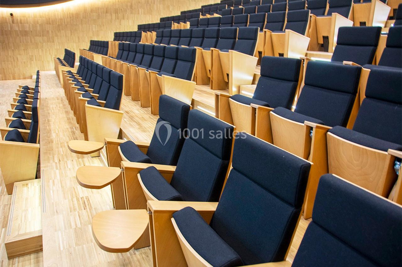 Auditorium surplombé d'un lounge et d'une grande terrasse