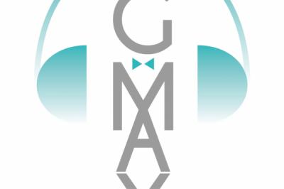 Salle de réception décorée avec des tables rondes, nappes blanches, chaises transparentes et guirlandes lumineuses.