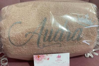 Miniature Miss Majestic #10 Flûte personnalisée avec le prénom ’Marion’ et bougie marquée ’50 ans’, posées sur une table devant un fond rose.