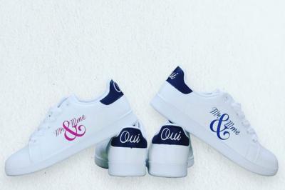 Miniature Miss Majestic #8 Flûte personnalisée avec le prénom ’Marion’ et bougie marquée ’50 ans’, posées sur une table devant un fond rose.