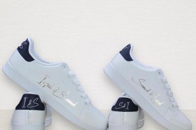 Miniature Miss Majestic #15 Flûte personnalisée avec le prénom ’Marion’ et bougie marquée ’50 ans’, posées sur une table devant un fond rose.