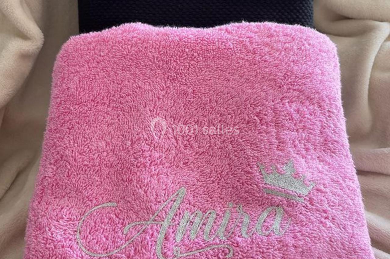 Serviettes personnalisées en tissu rose et noir avec les prénoms ’Amira’ et ’Marouan’ brodés en lettres élégantes.