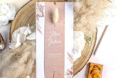 Miniature Miss Majestic #3 Flûte personnalisée avec le prénom ’Marion’ et bougie marquée ’50 ans’, posées sur une table devant un fond rose.