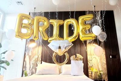 Miniature Miss Majestic #13 Flûte personnalisée avec le prénom ’Marion’ et bougie marquée ’50 ans’, posées sur une table devant un fond rose.