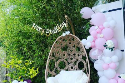 Miniature Miss Majestic #20 Flûte personnalisée avec le prénom ’Marion’ et bougie marquée ’50 ans’, posées sur une table devant un fond rose.