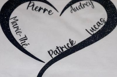 Miniature Miss Majestic #21 Flûte personnalisée avec le prénom ’Marion’ et bougie marquée ’50 ans’, posées sur une table devant un fond rose.