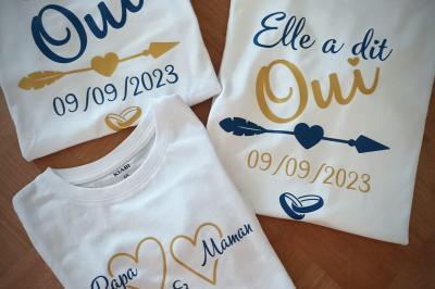 Miniature Miss Majestic #23 Flûte personnalisée avec le prénom ’Marion’ et bougie marquée ’50 ans’, posées sur une table devant un fond rose.