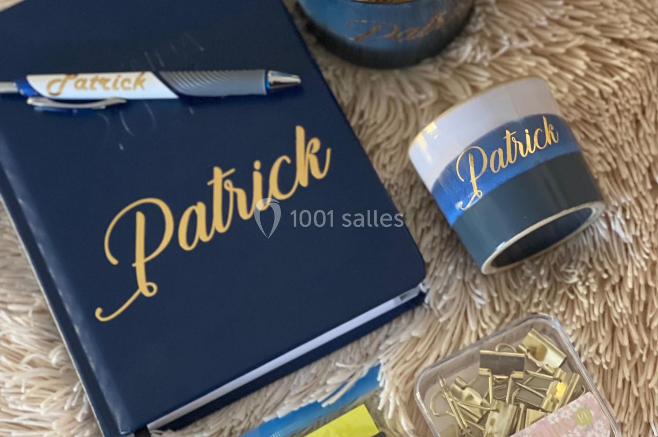 Carnet, stylo, tasse, chocolats, surligneurs et attaches dorées personnalisés avec le prénom ’Patrick’.