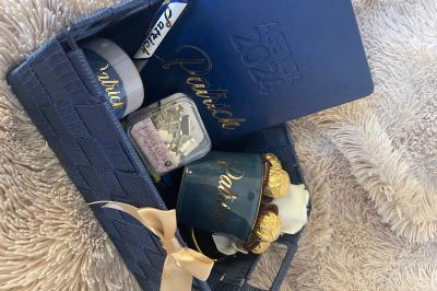 Miniature Miss Majestic #29 Flûte personnalisée avec le prénom ’Marion’ et bougie marquée ’50 ans’, posées sur une table devant un fond rose.