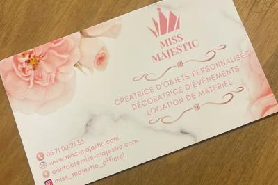 Miniature Miss Majestic #34 Flûte personnalisée avec le prénom ’Marion’ et bougie marquée ’50 ans’, posées sur une table devant un fond rose.