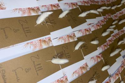 Miniature Miss Majestic #37 Flûte personnalisée avec le prénom ’Marion’ et bougie marquée ’50 ans’, posées sur une table devant un fond rose.