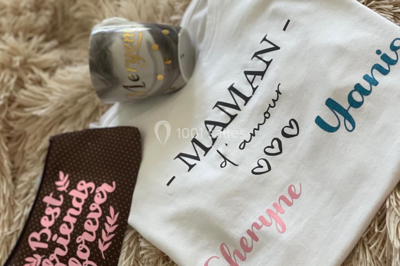 T-shirt blanc personnalisé avec des prénoms, une tasse décorée et une trousse ’Best friends forever’ sur un tapis beige.