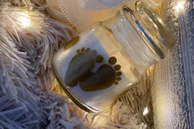 Miniature Miss Majestic #40 Flûte personnalisée avec le prénom ’Marion’ et bougie marquée ’50 ans’, posées sur une table devant un fond rose.