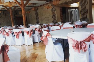 Ballon arc-en-ciel en forme de chiffre un, table décorée avec nappe rouge et bouteille au premier plan.