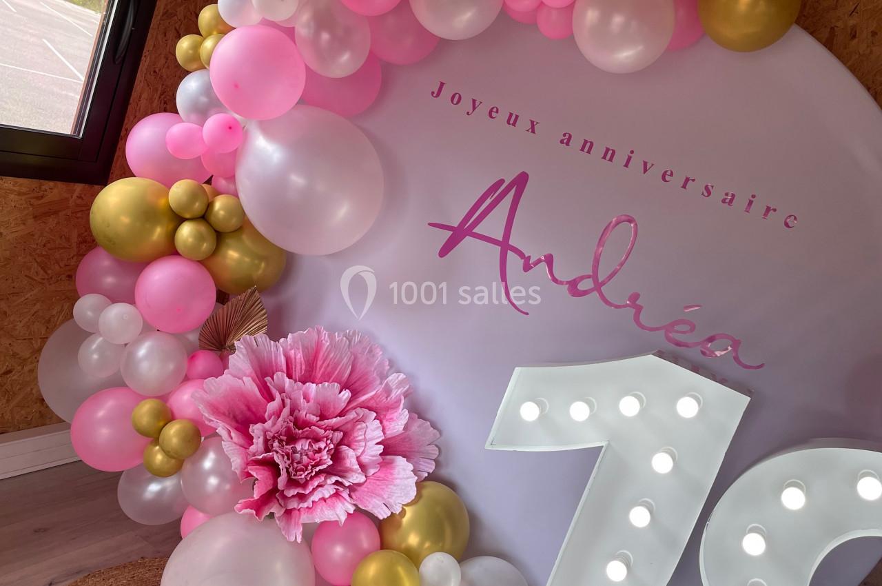 Décoration d'anniversaire avec arche de ballons roses, blancs et dorés, panneau ’Joyeux anniversaire’ et chiffre lumineux…