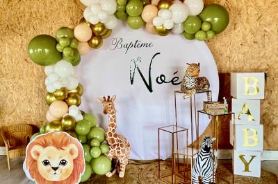 Décoration d'anniversaire avec ballons violets et blancs, chiffre lumineux ’18’ et présentoirs cylindriques blancs.