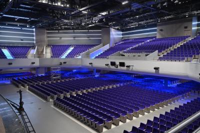 Miniature Location salle Croissy-Beaubourg (Seine-et-Marne) - La Mega Place #5 Vue aérienne d'un grand bâtiment moderne avec un parking rempli de voitures à l'avant et des arbres en arrière-plan.