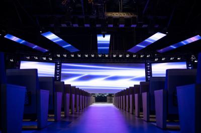 Miniature Location salle Croissy-Beaubourg (Seine-et-Marne) - La Mega Place #4 Vue aérienne d'un grand bâtiment moderne avec un parking rempli de voitures à l'avant et des arbres en arrière-plan.