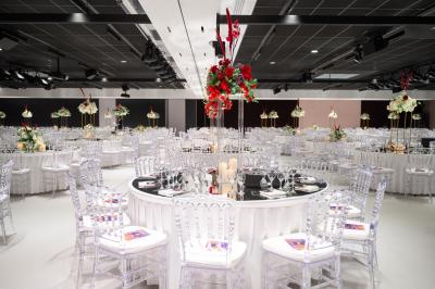 Miniature Location salle Croissy-Beaubourg (Seine-et-Marne) - La Mega Place #8 Vue aérienne d'un grand bâtiment moderne avec un parking rempli de voitures à l'avant et des arbres en arrière-plan.
