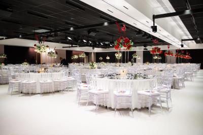 Miniature Location salle Croissy-Beaubourg (Seine-et-Marne) - La Mega Place #9 Vue aérienne d'un grand bâtiment moderne avec un parking rempli de voitures à l'avant et des arbres en arrière-plan.