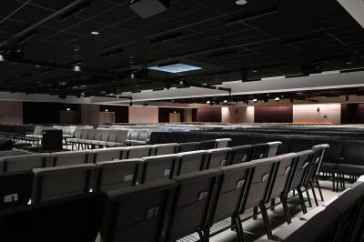Miniature Location salle Croissy-Beaubourg (Seine-et-Marne) - La Mega Place #15 Vue aérienne d'un grand bâtiment moderne avec un parking rempli de voitures à l'avant et des arbres en arrière-plan.