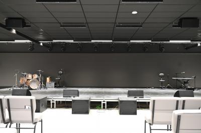 Miniature Location salle Croissy-Beaubourg (Seine-et-Marne) - La Mega Place #16 Vue aérienne d'un grand bâtiment moderne avec un parking rempli de voitures à l'avant et des arbres en arrière-plan.