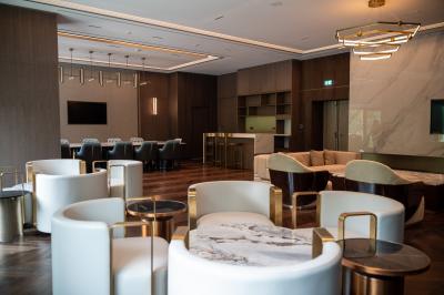 Miniature Location salle Croissy-Beaubourg (Seine-et-Marne) - La Mega Place #21 Vue aérienne d'un grand bâtiment moderne avec un parking rempli de voitures à l'avant et des arbres en arrière-plan.