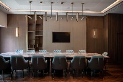 Miniature Location salle Croissy-Beaubourg (Seine-et-Marne) - La Mega Place #22 Vue aérienne d'un grand bâtiment moderne avec un parking rempli de voitures à l'avant et des arbres en arrière-plan.