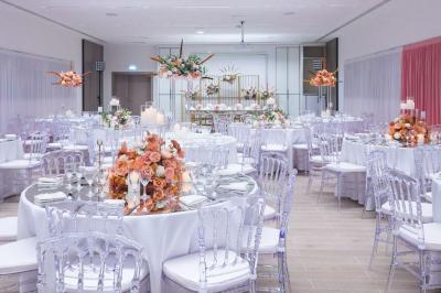 Miniature Location salle Croissy-Beaubourg (Seine-et-Marne) - La Mega Place #11 Vue aérienne d'un grand bâtiment moderne avec un parking rempli de voitures à l'avant et des arbres en arrière-plan.