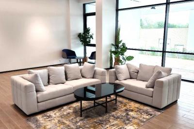 Miniature Location salle Croissy-Beaubourg (Seine-et-Marne) - La Mega Place #24 Vue aérienne d'un grand bâtiment moderne avec un parking rempli de voitures à l'avant et des arbres en arrière-plan.