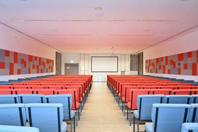 Miniature Location salle Croissy-Beaubourg (Seine-et-Marne) - La Mega Place #19 Vue aérienne d'un grand bâtiment moderne avec un parking rempli de voitures à l'avant et des arbres en arrière-plan.