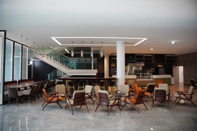 Parking couvert vide avec marquages au sol jaunes et panneaux rouges indiquant les emplacements.