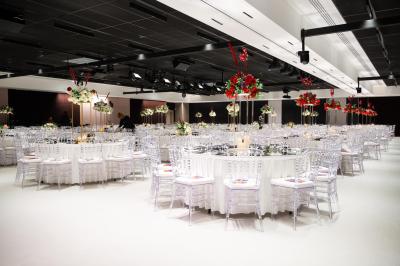Parking couvert vide avec marquages au sol jaunes et panneaux rouges indiquant les emplacements.