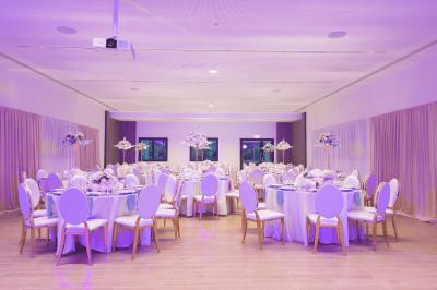 Parking couvert vide avec marquages au sol jaunes et panneaux rouges indiquant les emplacements.