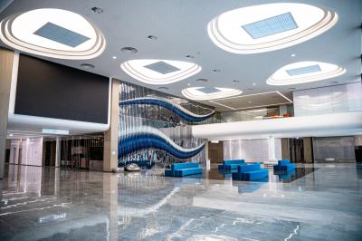 Parking couvert vide avec marquages au sol jaunes et panneaux rouges indiquant les emplacements.