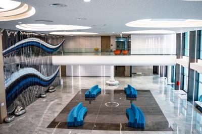 Parking couvert vide avec marquages au sol jaunes et panneaux rouges indiquant les emplacements.