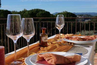 Vue aérienne d'une maison en pierre avec toit en tuiles, entourée d'arbres, d'une piscine et d'un chemin en gravier.